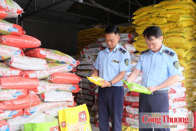 Đội Quản lý thị trường số 4 kiểm tra, tuyên truyền tại Cửa hàng vật tư nông nghiệp thuộc xã Sìn Hồ.