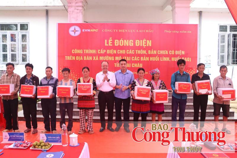 Lãnh đạo Sở Công Thương, Công ty Điện lực Lai Châu trao quà tặng các hộ dân bản Huổi Lính.