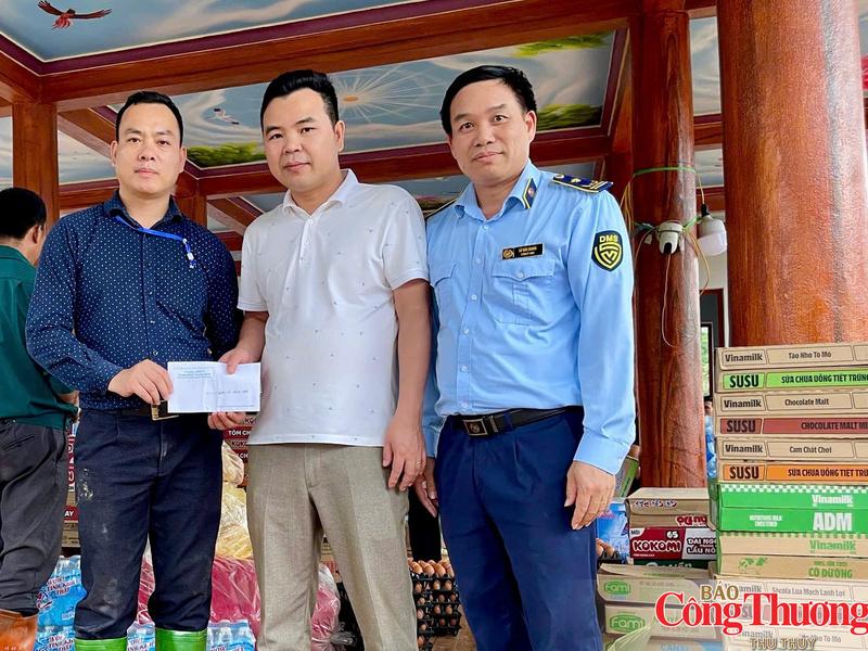 Sở Công Thương tỉnh Lai Châu hỗ trợ người dân vùng lũ, bị cô lập xã Mường Than.