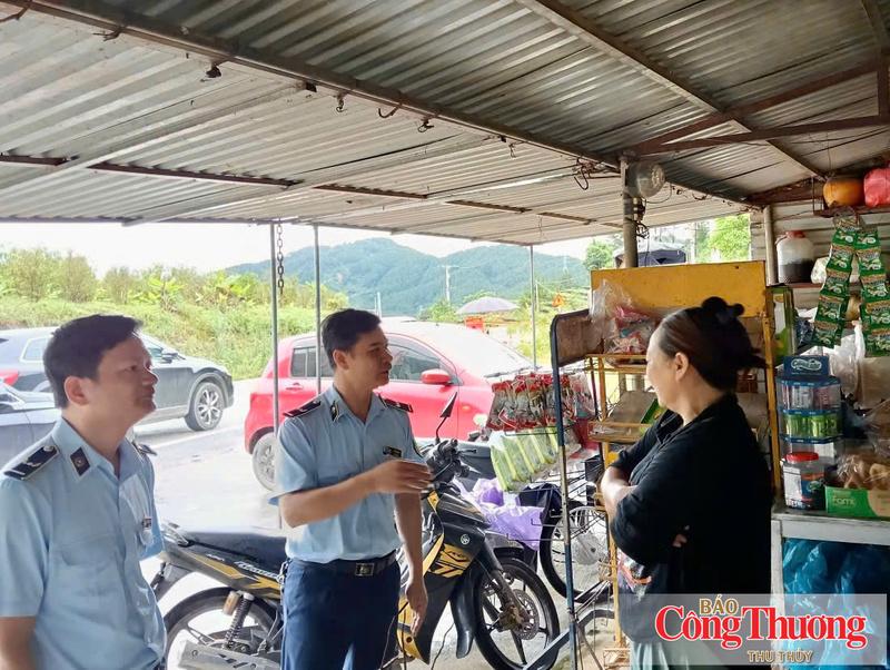 Đội Quản lý thị trường số 1- Chi cục quản lý thị trường tuyên truyền, hướng dẫn các cơ sở kinh doanh hàng hóa thiết yếu chủ động tăng lượng hàng dự trữ tại kho, đại lý và cửa hàng bán lẻ, ưu tiên các khu vực có nguy cơ bị chia cắt do mưa lũ.