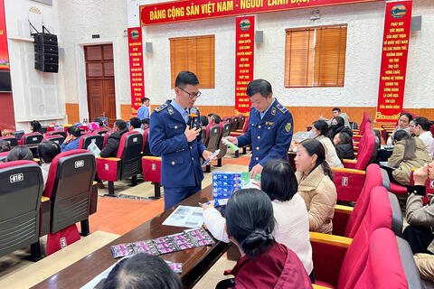 Đội Quản lý thị trường số 2 -Chi cục Quản lý thị trường Lai Châu triển khai chuyên đề phân biệt hàng thật hàng giả tại xã Bình Lư