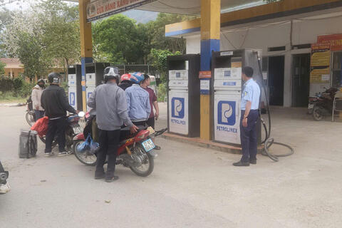 Lai Châu: Đội QLTT số 4, Chi cục Quản lý thị trường tăng cường kiểm tra, giám sát hoạt động kinh doanh xăng dầu trên địa bàn quản lý