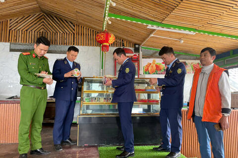 Đội QLTT số 2 phối hợp cùng lực lượng chức năng tăng cường Kiểm tra, tuyên truyền pháp luật trong hoạt động kinh doanh thương mại