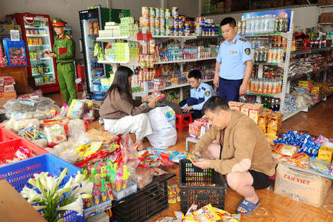 Lai Châu: Đội Quản lý thị trường số 4 phối hợp liên ngành kiểm tra, đảm bảo vệ sinh an toàn thực phẩm
