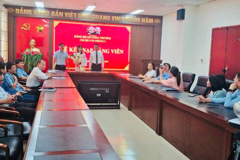 Chi bộ Văn phòng 2 tổ chức Lễ kết nạp Đảng viên mới