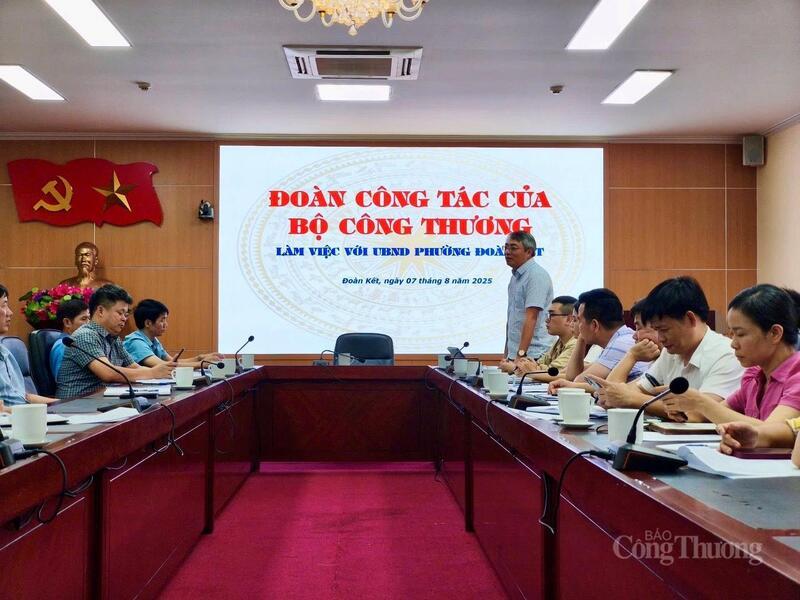 Phó Cục trưởng Cục Thương mại điện tử và Kinh tế số Hoàng Ninh trực tiếp khảo sát thực tế tại phường Đoàn Kết, tỉnh Lai Châu.