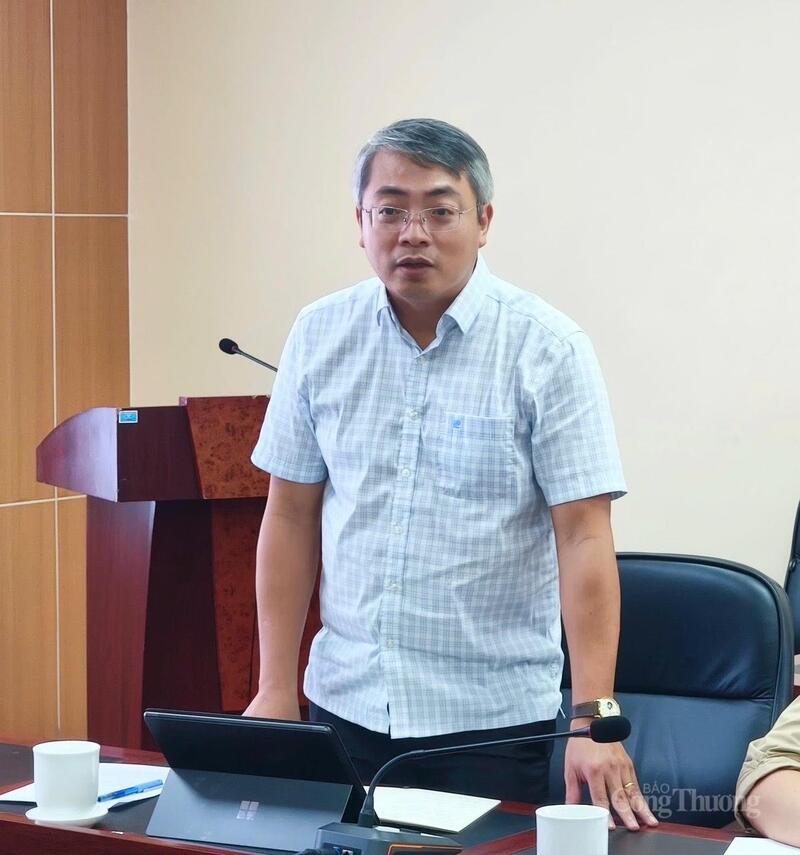 Phó Cục trưởng Cục Thương mại điện tử và Kinh tế số Hoàng Ninh phát biểu tại buổi làm việc với UBND phường Đoàn Kết, tỉnh Lai Châu.