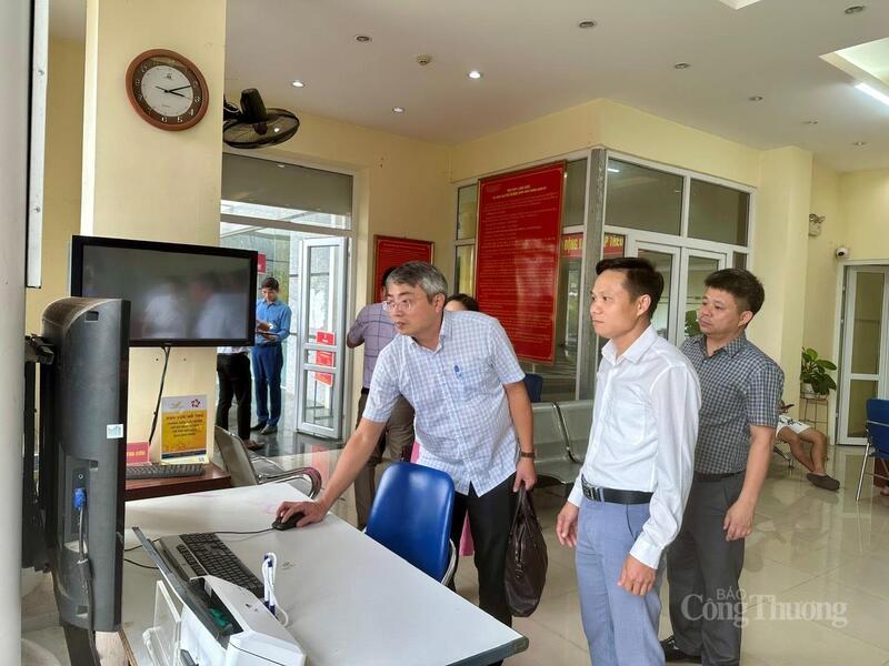 Phó Cục trưởng Cục Thương mại điện tử và Kinh tế số Hoàng Ninh khảo sát thực tế tại Trung tâm Phục vụ hành chính công của phường Đoàn Kết.