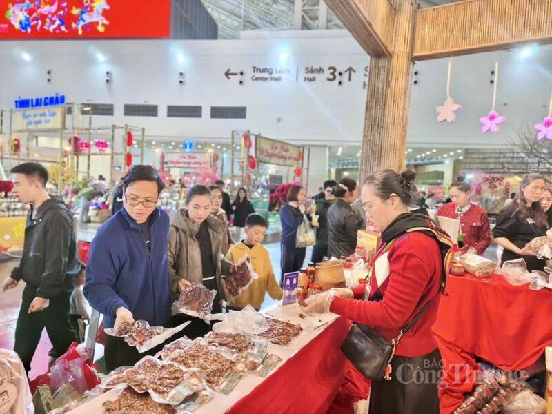 Các sản phẩm thịt sấy, lạp sườn... của hộ kinh doanh Bếp nương Hà Bạc (tỉnh Điện Biên) thu hút người tiêu dùng.