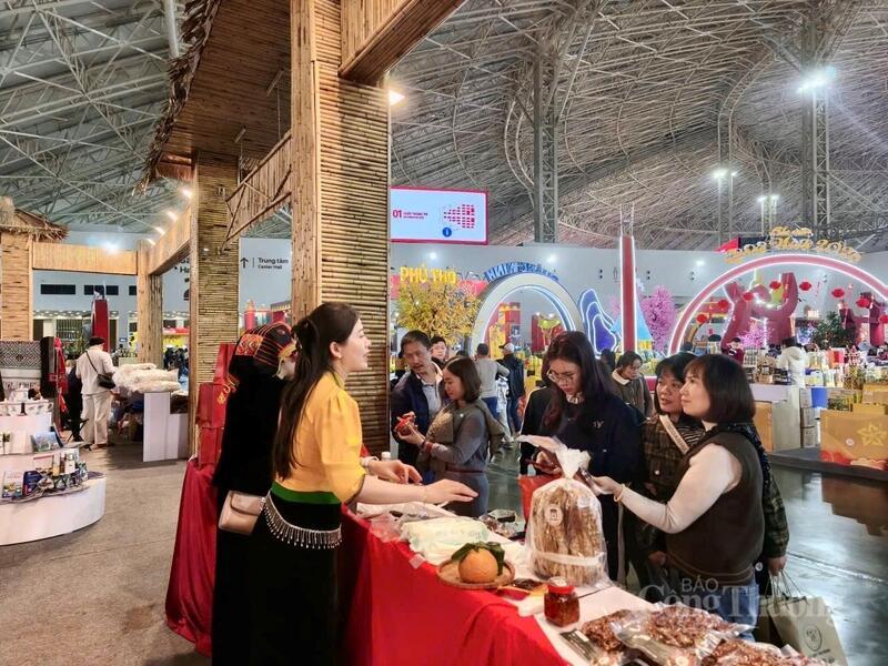 Gian hàng của tỉnh Điện Biên - "điểm chạm" của người tiêu dùng.