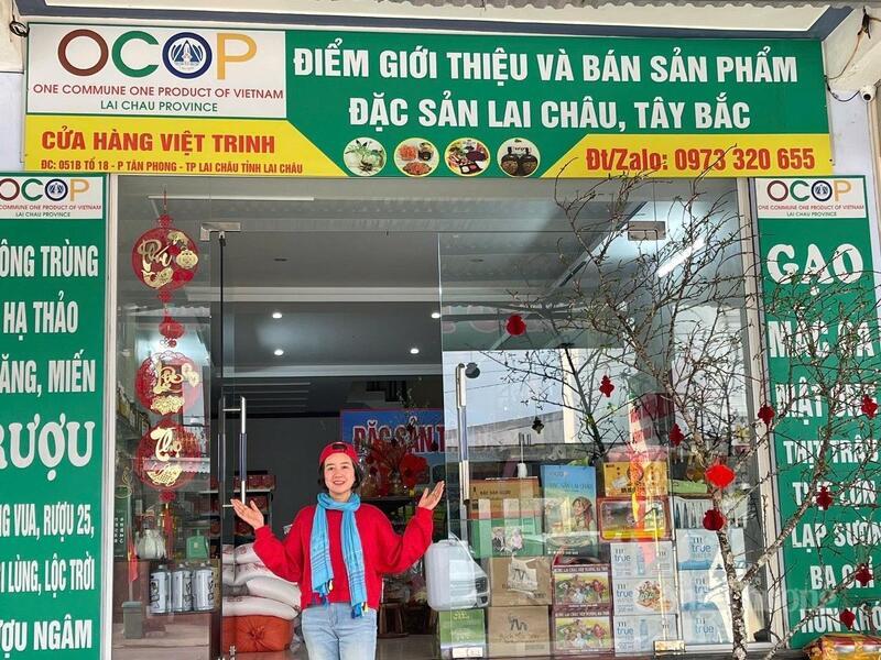 Du khách Hà Nội yêu thích và mua sắm tại cửa hàng đặc sản Lai Châu.