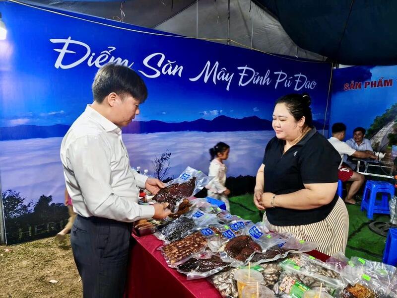 Các sản phẩm của địa phương có nguồn gốc xuất xứ rõ ràng thu hút người dân và du khách mua sắm tại lễ hội.