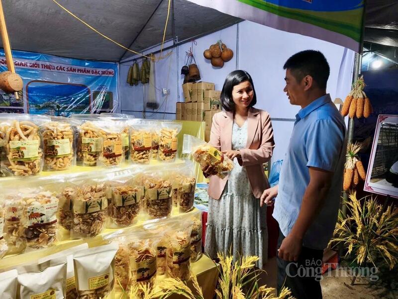 Nhiều gian hàng trưng bày các sản phẩm của địa phương tại lễ hội Đền Lê Lợi đảm bảo nguồn gốc xuất xứ.