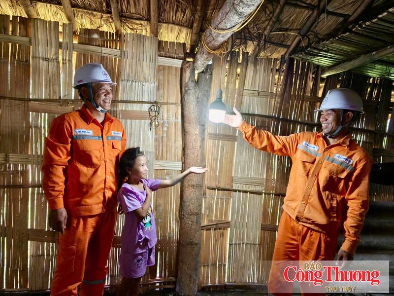 Niềm vui khi ánh điện được thắp lên trong mỗi ngôi nhà.
